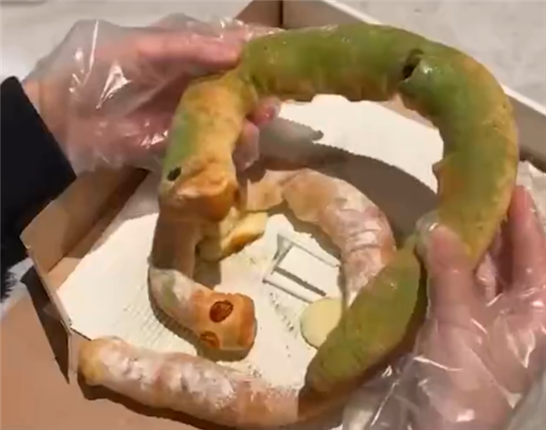 必胜客双蛇披萨走红 网友直呼抽象到没边