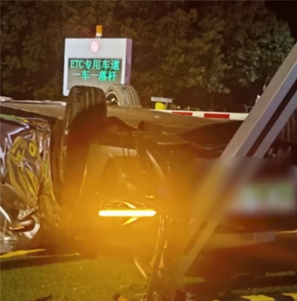 男子高速上开车打瞌睡：撞上收费站安全岛翻了个底朝天