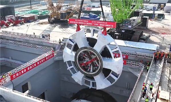 直径达16米！国产超大盾构机“江海号”长江开挖