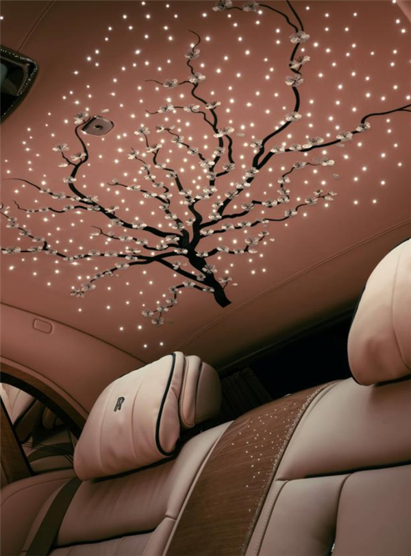 全球唯一！劳斯莱斯幻影定制版亮相：25万针绣出"樱花雨"