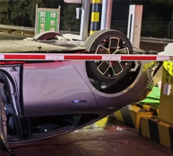 男子高速上开车打瞌睡：撞上收费站安全岛翻了个底朝天