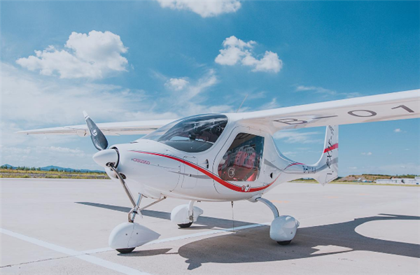 我国首款！新能源轻型运动类飞机正式交付：续航里程达280公里