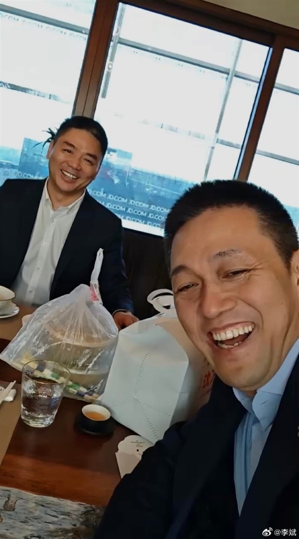 刘强东近照曝光！和李斌一起吃京东外卖