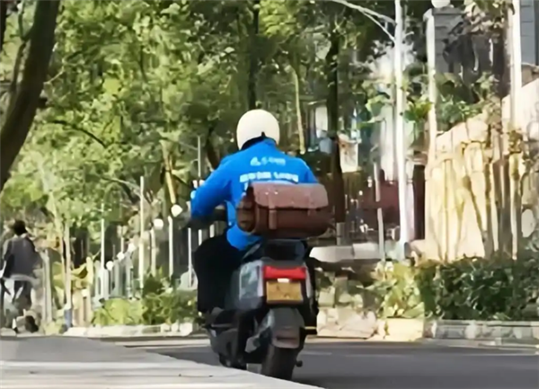 博主内六角:白天是医生晚上送外卖 新鲜和自由让人着迷