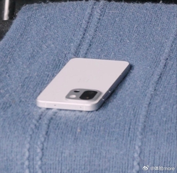 一加首款小屏旗舰！一加13T真机曝光：直屏+金属直边中框设计