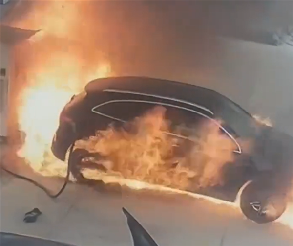 一奔驰EQC充电时自然：从冒烟到爆燃不到10秒