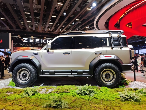 得卖多少钱才合适 红旗首款硬派越野车亮相：四电机的巨无霸