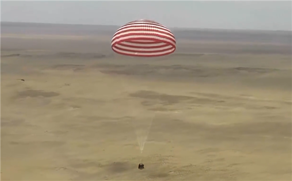 揭秘送神十九回家的超级大伞：1200平米、1920片高强锦丝绸无缝拼接