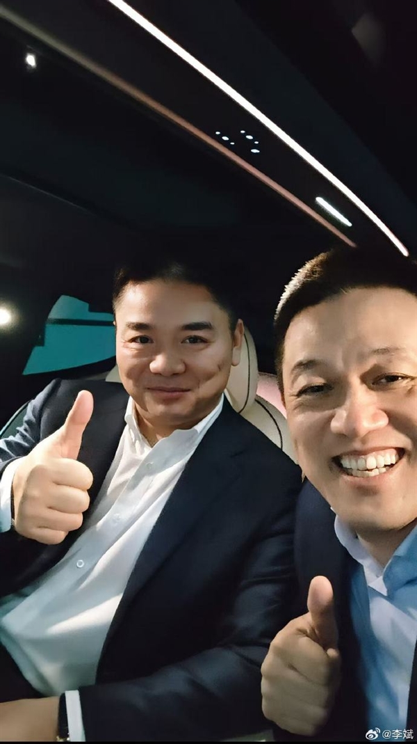 刘强东近照曝光！和李斌一起吃京东外卖