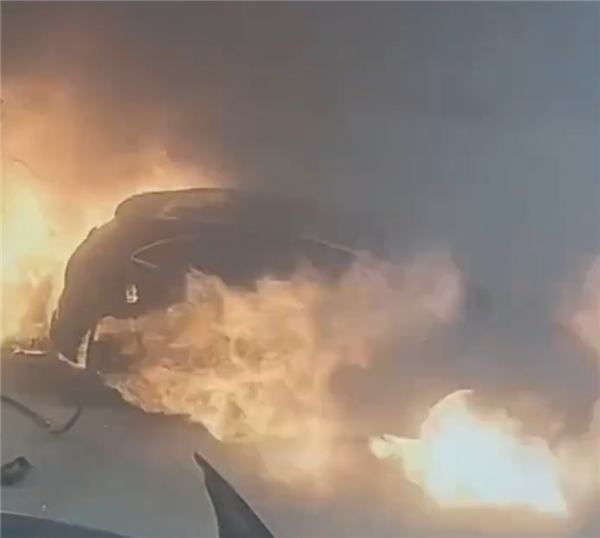 一奔驰EQC充电时自然：从冒烟到爆燃不到10秒