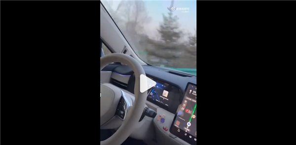 拿辅助当全自动驾驶！有司机驾车双手离方向盘 都不在座位上：网友称应重罚