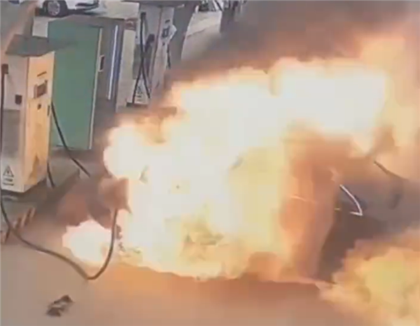 一奔驰EQC充电时自然：从冒烟到爆燃不到10秒