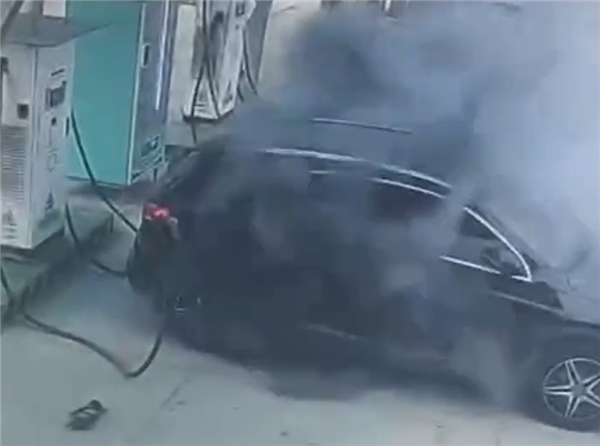 一奔驰EQC充电时自然：从冒烟到爆燃不到10秒