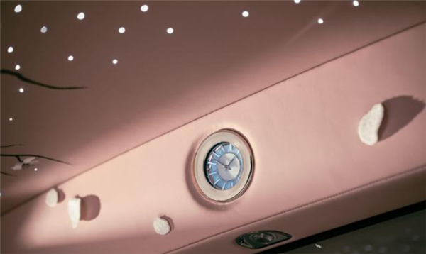 全球唯一！劳斯莱斯幻影定制版亮相：25万针绣出"樱花雨"