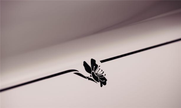 全球唯一！劳斯莱斯幻影定制版亮相：25万针绣出"樱花雨"