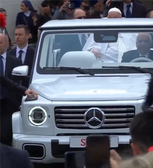 教皇方济各去世！座驾为全球唯一一台特别定制纯电奔驰大G