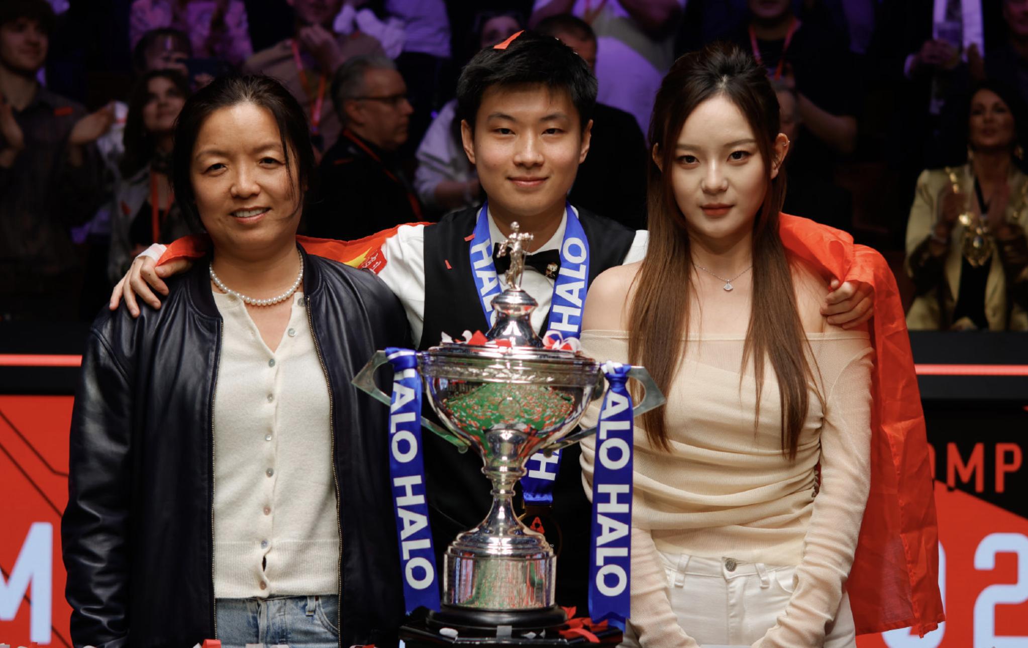 赵心童邀请女朋友上台 身材姣好气质神似女明星