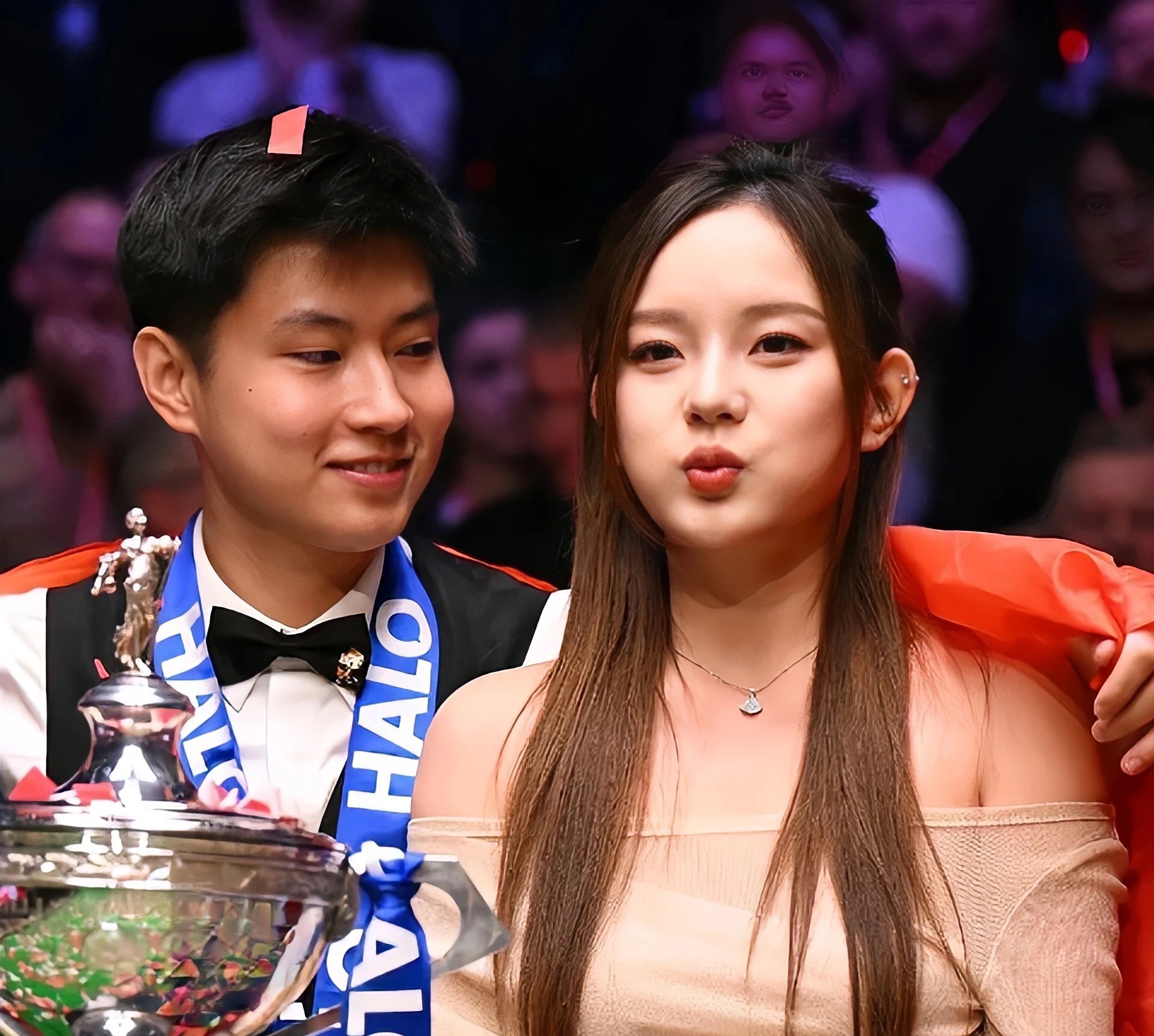 赵心童邀请女朋友上台 身材姣好气质神似女明星