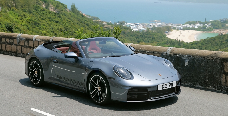 新款911 Carrera Cabriolet（992.2）入门开篷版定价高达271万元，示范车加上18项配件连税落地价接近327万元。