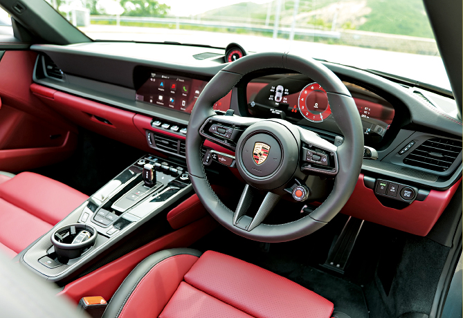 新版改用12.6吋弧形全数码仪表板，并提供经典5圆表或其他显示模式。