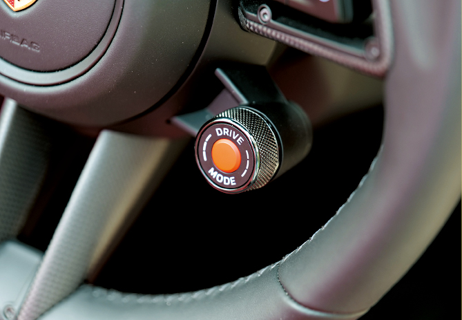 辕盘驾驶模式快捷旋钮中间红色掣，按下可即时增力20秒。