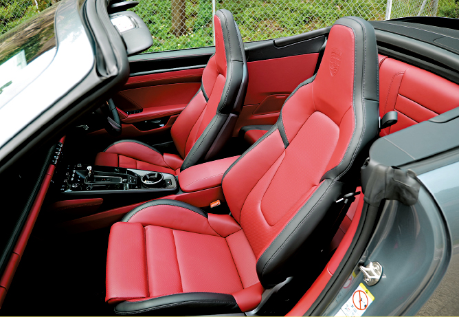 测试车配上双色皮革车厢及18段调校Adaptive电控桶椅。