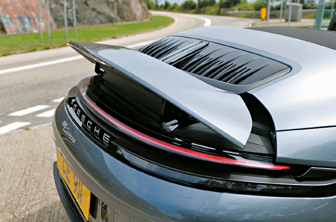 尾翼可按车速自动升起增加气流下压力。