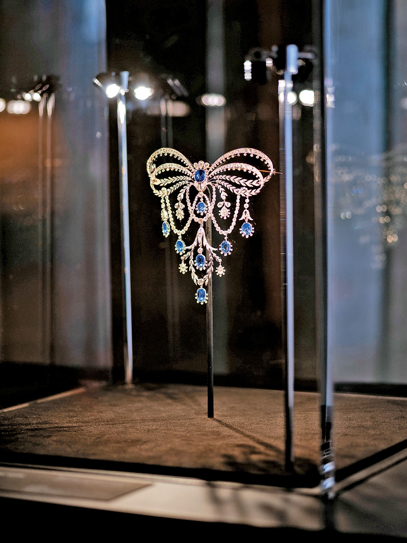 约1906年，由法国高级珠宝品牌Chaumet出品的蝴蝶结胸饰，以金配铂金镶嵌钻石及蓝宝石。
