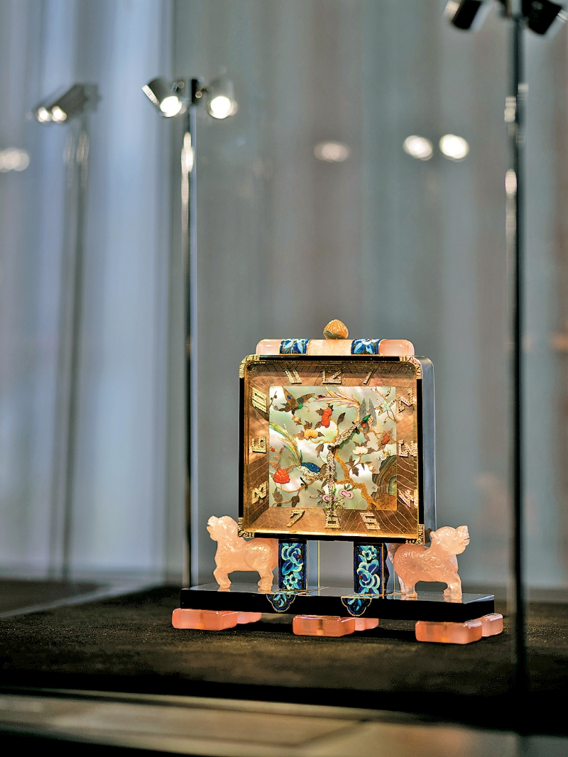 约1925年，出产的中国风座钟，由Vladimir Makovsky (1884-1966)为Lacloche Freres细工镶嵌，以金及铂金制造，镶嵌钻石、珍珠贝母、粉晶、黑漆、珊瑚、贝壳、缟玛瑙、硬石及珐琅。