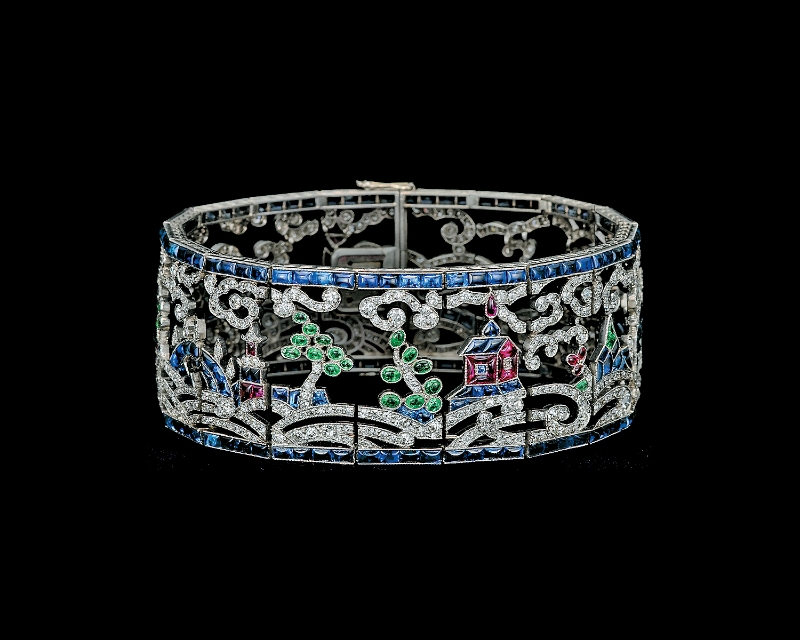 中国风手链乃Strauss, Allard & Meyer约1925年出品，以铂金制造，镶嵌钻石、蓝宝石、红宝石、祖母绿。