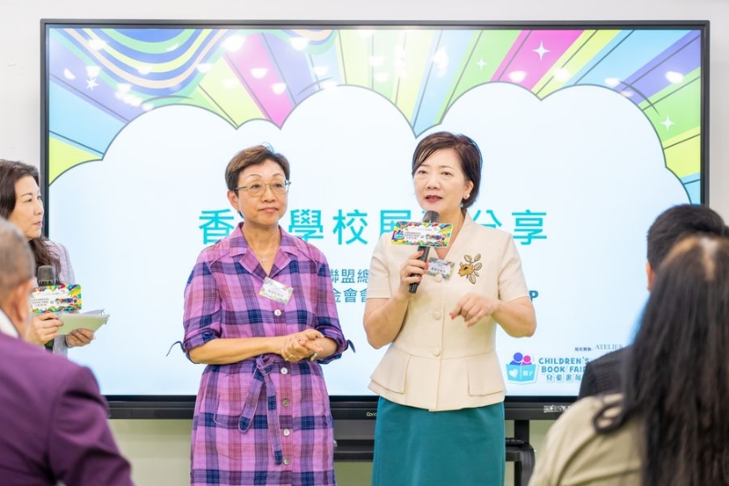 周慧珍女士(左) 周慧珍女士(左)