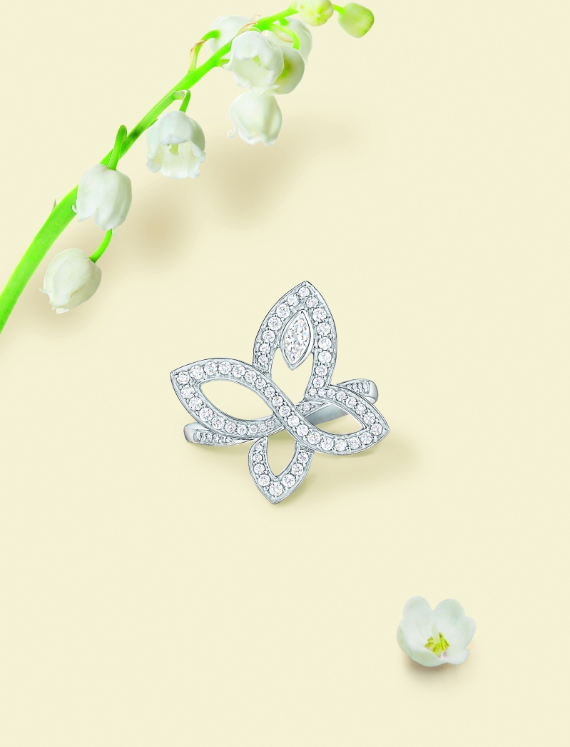 Infinite Lily Cluster铂金钻石戒指，镶嵌单颗马眼形切工钻石及67颗圆形明亮式切工钻石。