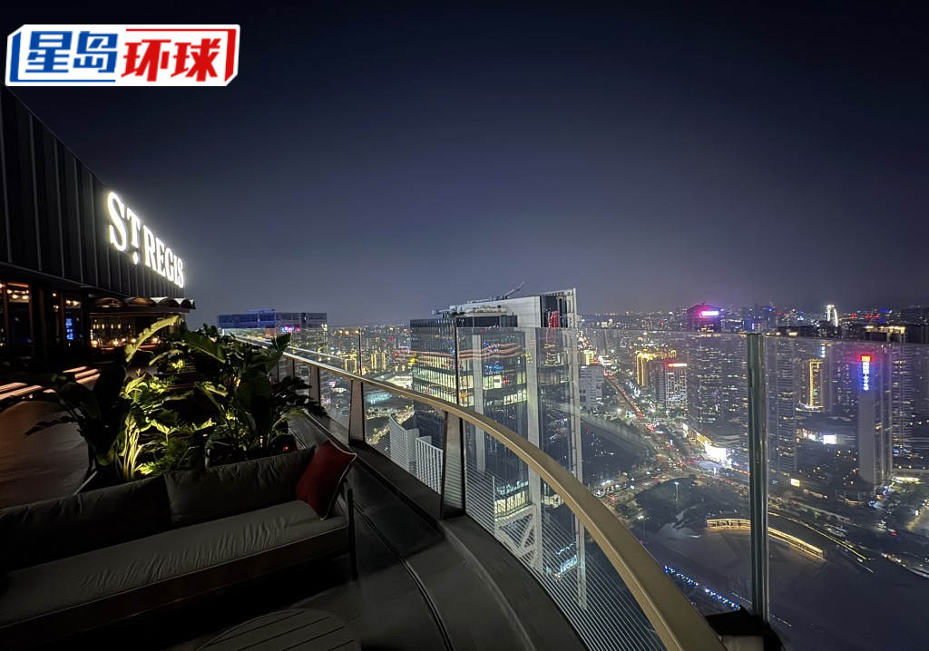 来深圳前海华侨城瑞吉酒店不能错过位于顶楼的St. Regis Astor Terrace Bar，可在微风下饱览深圳夜景，喜欢小酌一杯的朋友可来感受下。