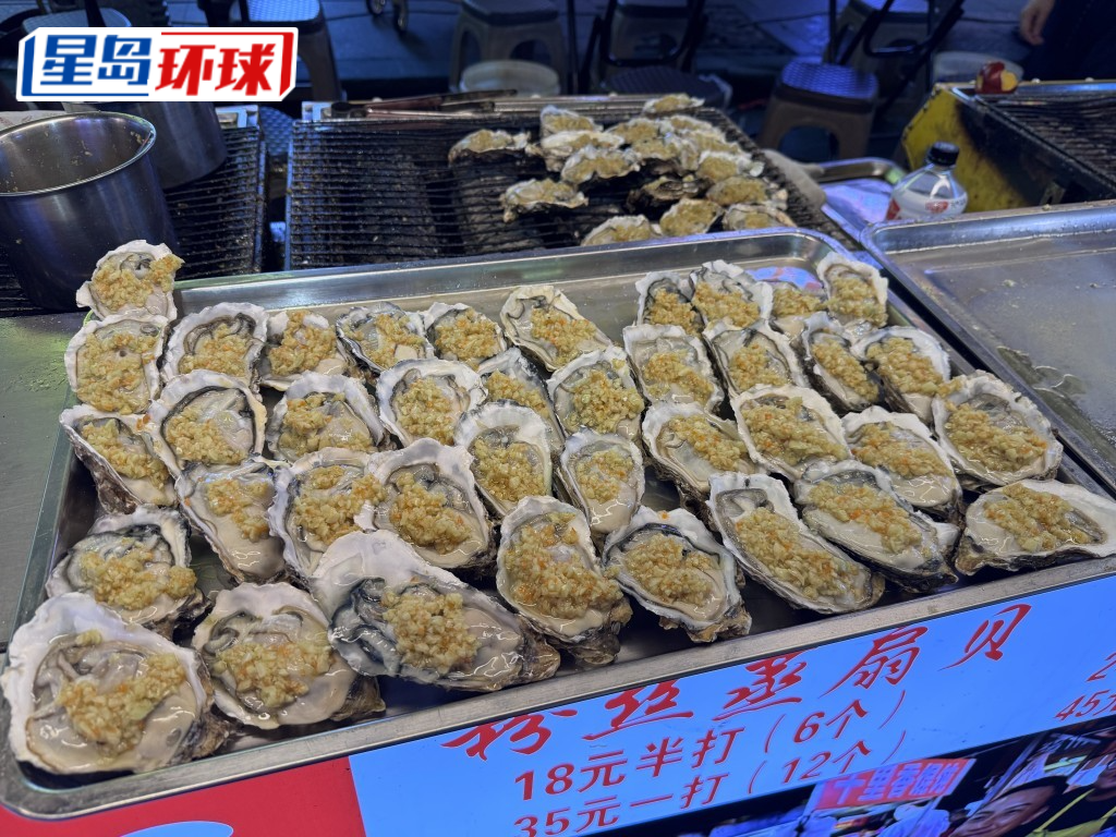 这间开业20年的老档口卖的蒜蓉酱炭烤生蚝每只也超巨型。