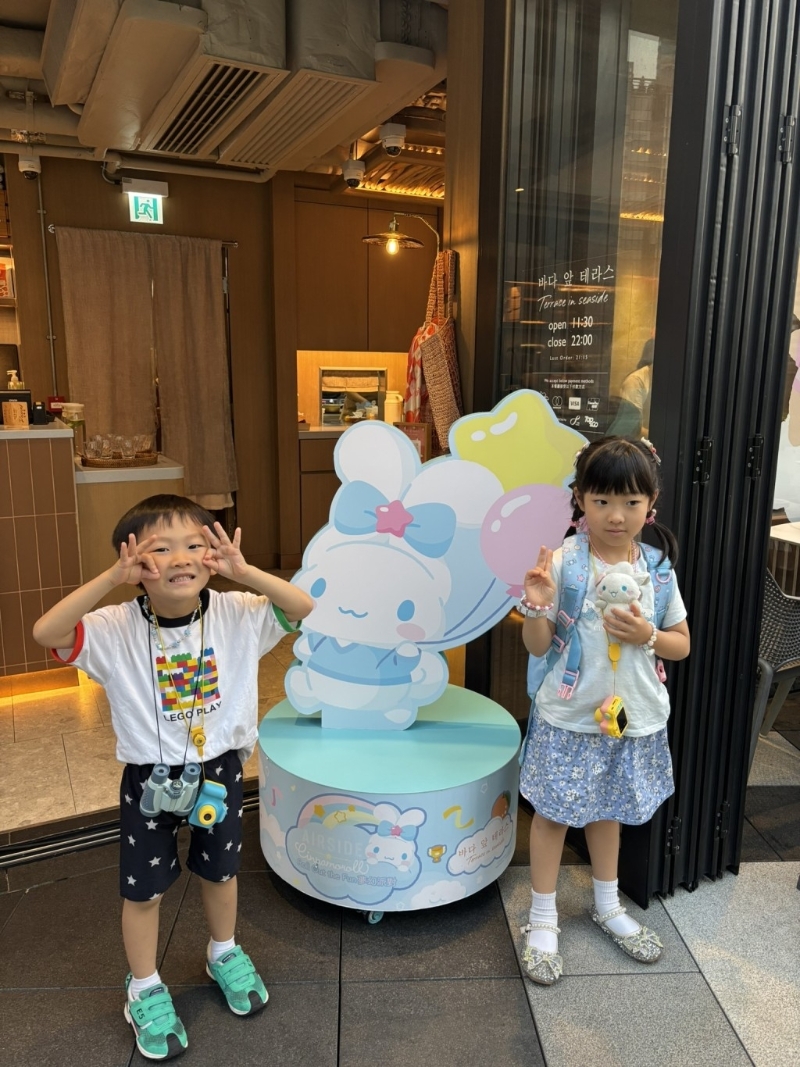 大受欢迎的Sanrio人气角色Cinnamoroll（玉 桂狗）与Terrace in seaside及AIRSIDE合作推出 Cinnamoroll主题限定Café，场内外打卡点满满！（图片来源：《亲子王》）