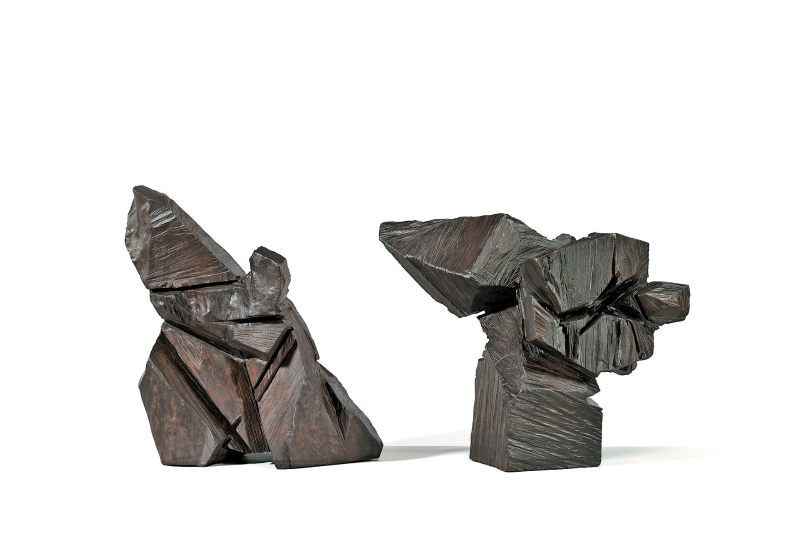 台湾著名雕塑大师朱铭《太极系列-单鞭下势及太极系列》（两件作品）（1991及1992年），成交价为1,909,000港元（包佣金）。