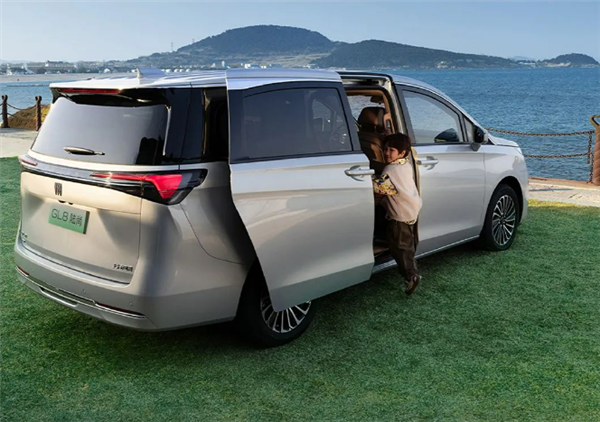 24.99万起售的合资插混MPV卖爆了！别克GL8陆尚开启交付