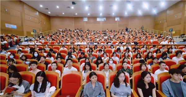 聆听文学巨匠心声 感受文学之美 联通在线长沙公司、江西联通携手阿来老师 南昌大学精彩开讲