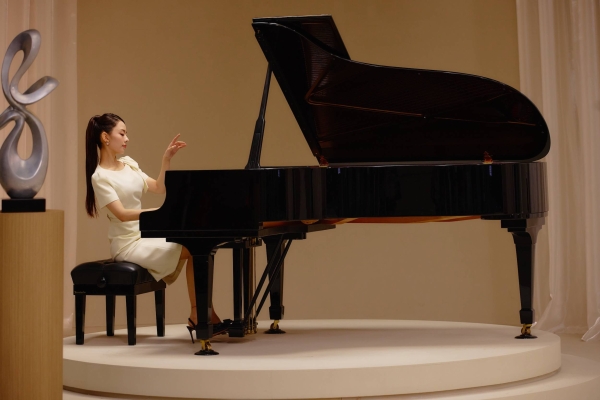 「漫序时刻」超级时装发布，LIME莱茵携手天猫解构时装艺术