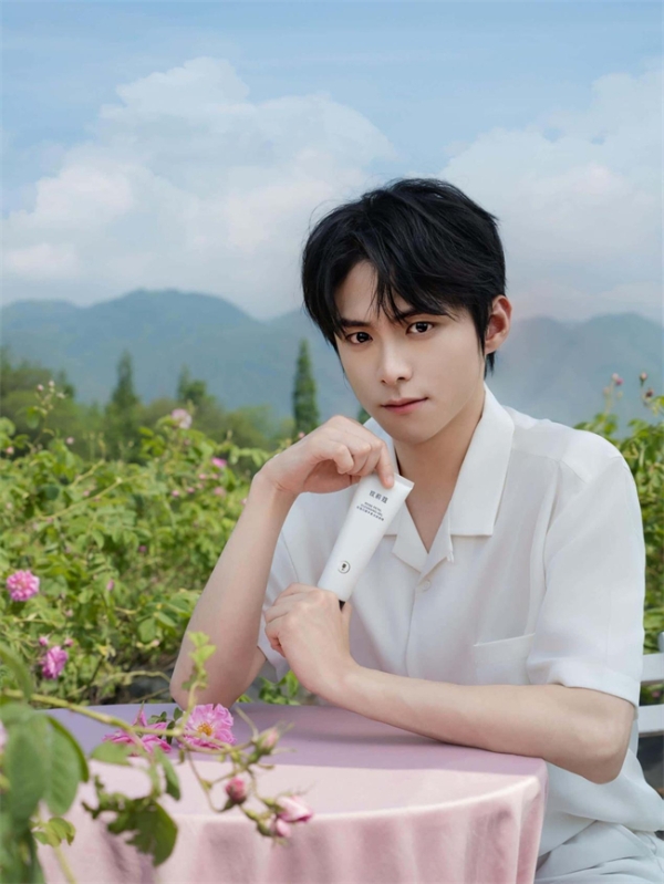 玫莉蔻玫瑰花瓣净柔洁面啫喱，以花为引，开启洁面新诗篇