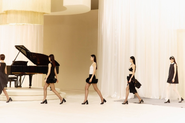 「漫序时刻」超级时装发布，LIME莱茵携手天猫解构时装艺术