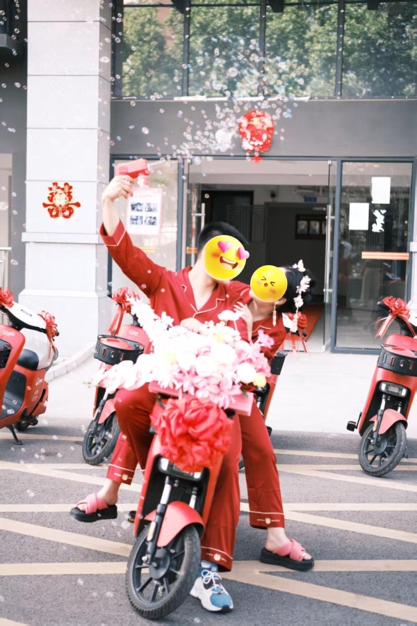 原来婚车还能这样？广元新人骑人民出行电动车，创意拉满