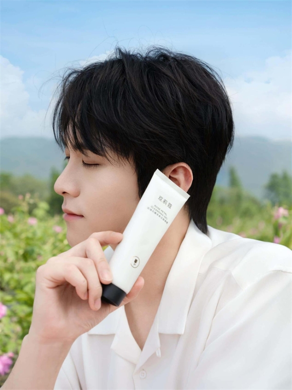 玫莉蔻玫瑰花瓣净柔洁面啫喱，以花为引，开启洁面新诗篇