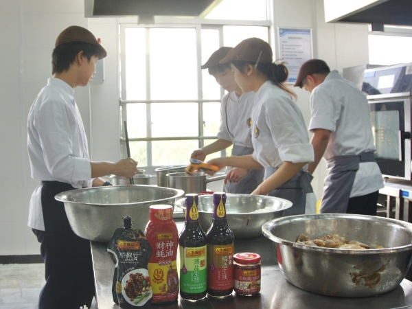 粽香传情，李锦记携青年厨师烹就端午感恩时光