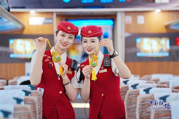 复兴号乘务员新款夏季制服亮相：耀眼中国红配色