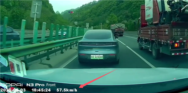 该怎么治！又见高速龟速车挡路：后车狂闪远光灯无济于事