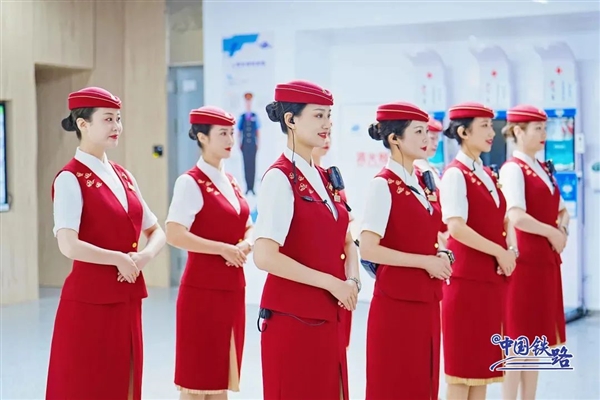 复兴号乘务员新款夏季制服亮相：耀眼中国红配色