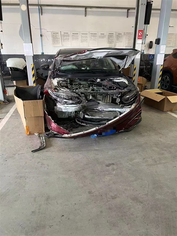 狠人！英菲尼迪车主被对面远光灯频闪：直接撞了上去