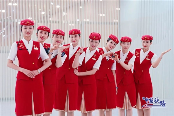 复兴号乘务员新款夏季制服亮相：耀眼中国红配色