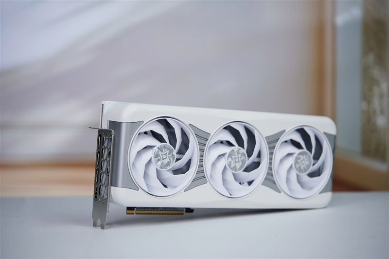 影驰RTX 5090 D星曜LUNA OC显卡评测：最强旗舰 独特磁吸随时恢复满血